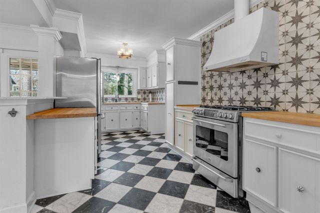 8050 FARMINGTON BLVD, Germantown, TN 38138