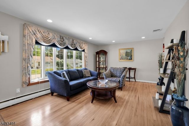 35 Old Orchard Ct, Cedar Grove Twp., NJ 07009