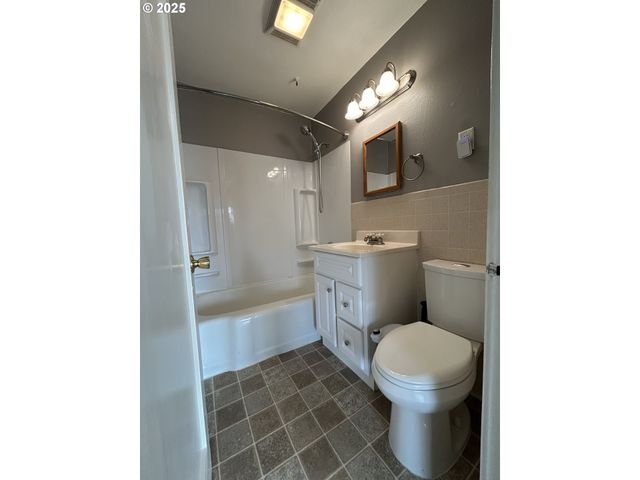 1440 L St, Springfield, OR 97477