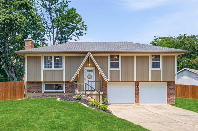 210 SE Circleview Drive, Lee's Summit, MO 64063