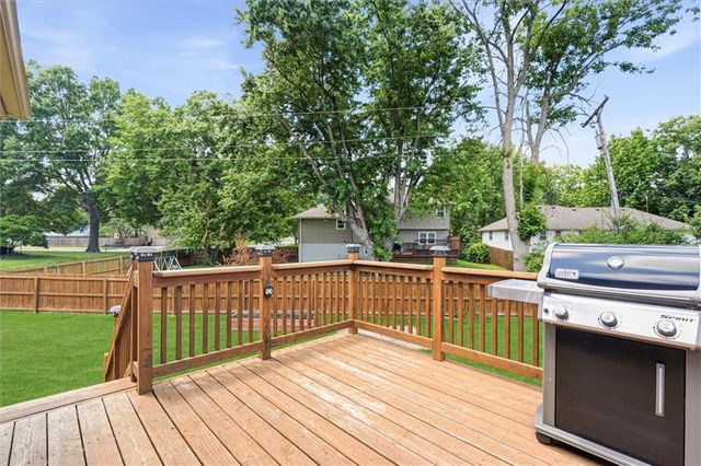 210 SE Circleview Drive, Lee's Summit, MO 64063