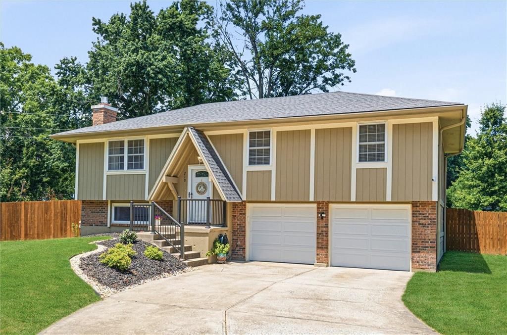 210 SE Circleview Drive, Lee's Summit, MO 64063