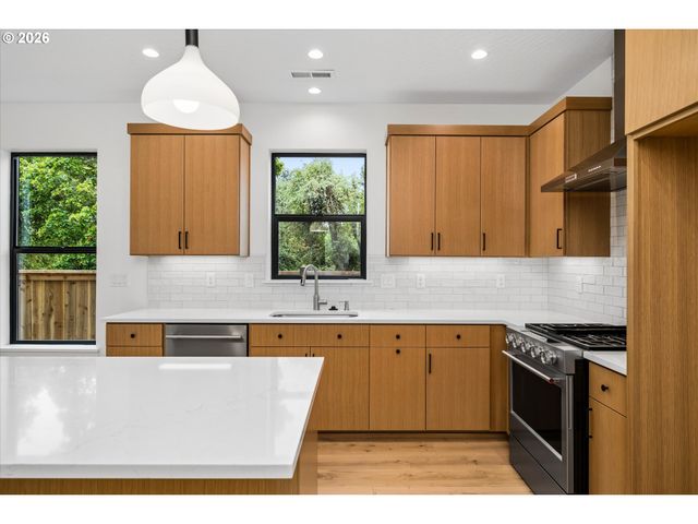 89 CHURCHVIEW Dr, Eugene, OR 97408