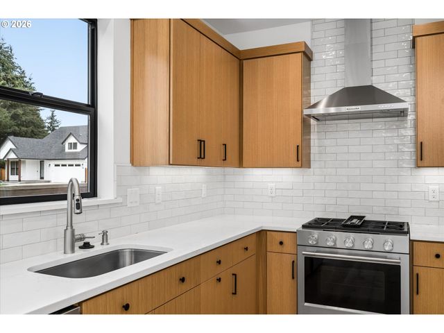 89 CHURCHVIEW Dr, Eugene, OR 97408