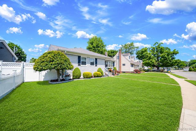 200 Whelan Place, Seaford, NY 11783