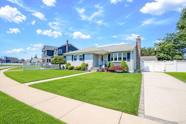 200 Whelan Place, Seaford, NY 11783