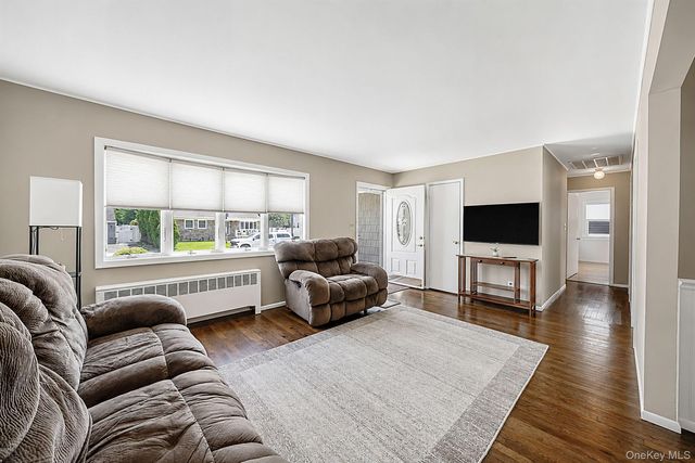 200 Whelan Place, Seaford, NY 11783