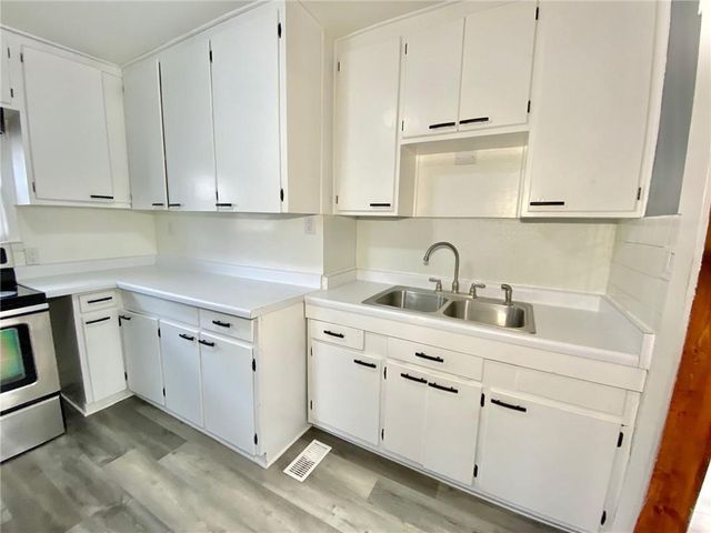 11424 E 17th Street S, Independence, MO 64052