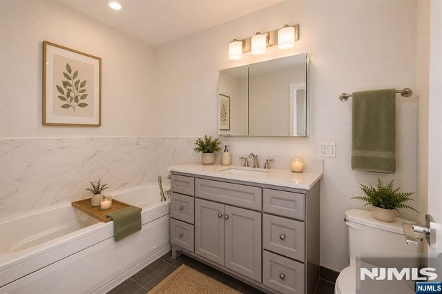 100 Carlyle 9DS, Cliffside Park, NJ 07010