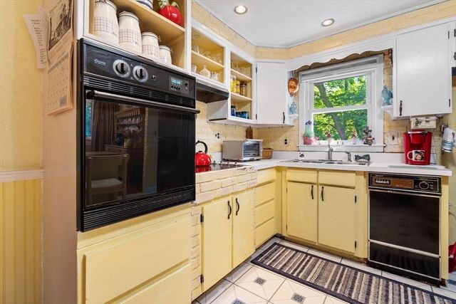 14 Crestwood Ln, Peabody, MA 01960