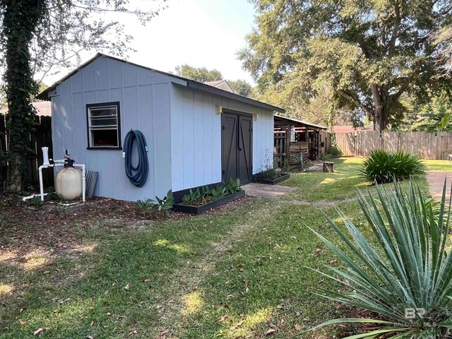 135 S Canoe Road, Atmore, AL 36502