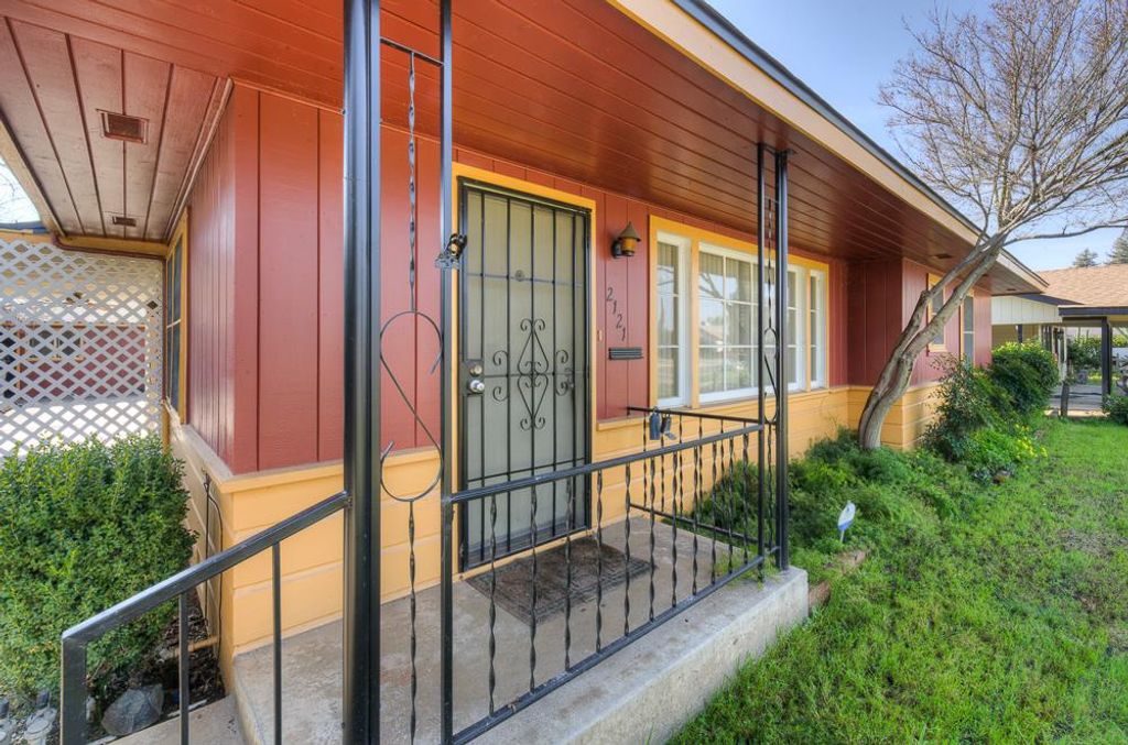 Image 10 of property listing at 2121 5th Street, Sanger, CA 93657
