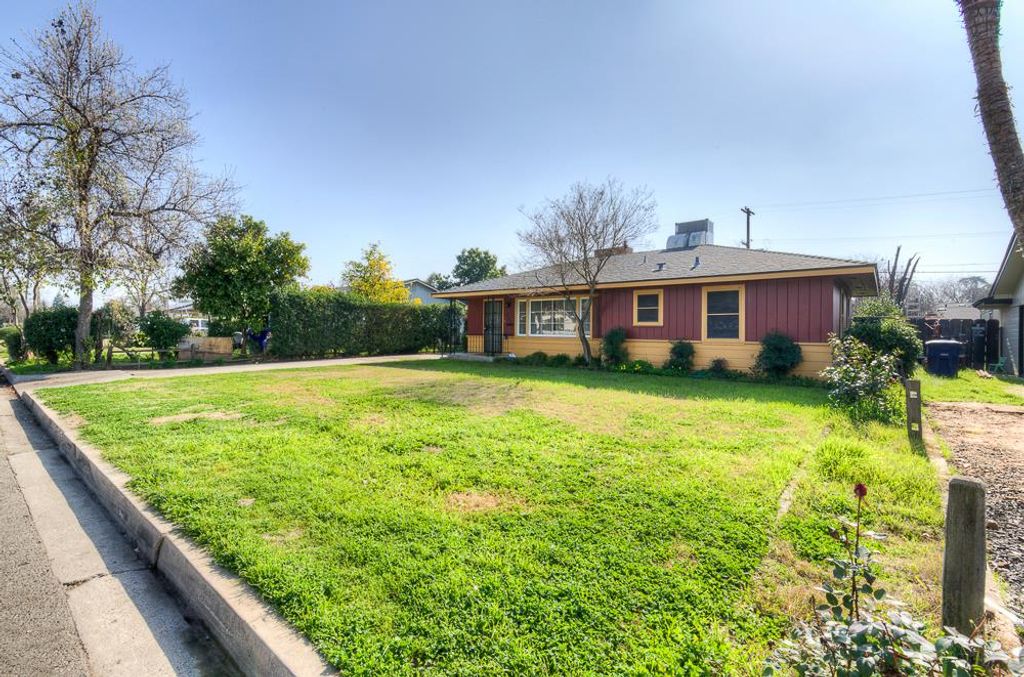 Image 2 of property listing at 2121 5th Street, Sanger, CA 93657