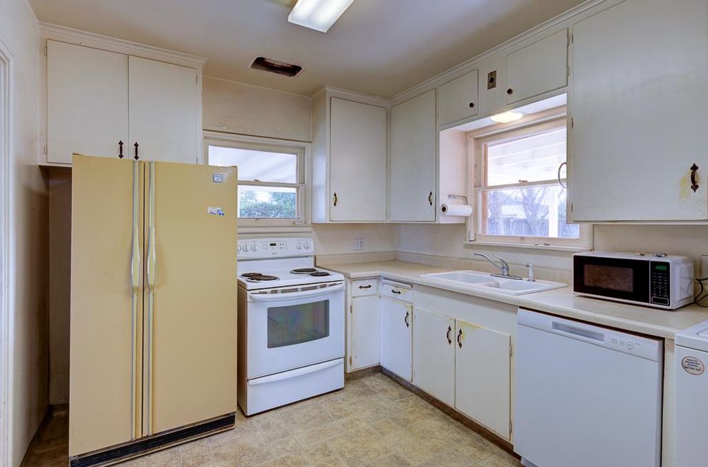 Image 26 of property listing at 2121 5th Street, Sanger, CA 93657