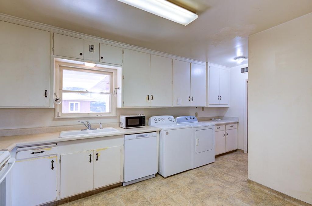 Image 28 of property listing at 2121 5th Street, Sanger, CA 93657