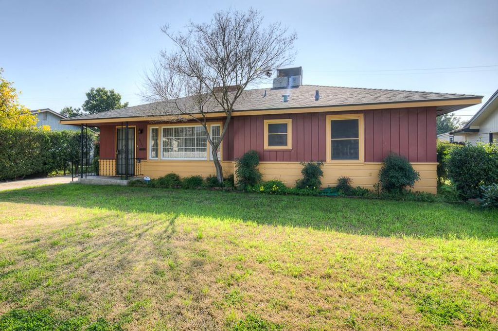 Image 3 of property listing at 2121 5th Street, Sanger, CA 93657