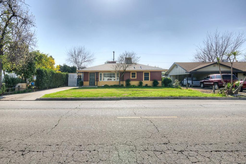 Image 4 of property listing at 2121 5th Street, Sanger, CA 93657
