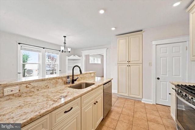622 COUNTRY CLUB LN, Havertown, PA 19083