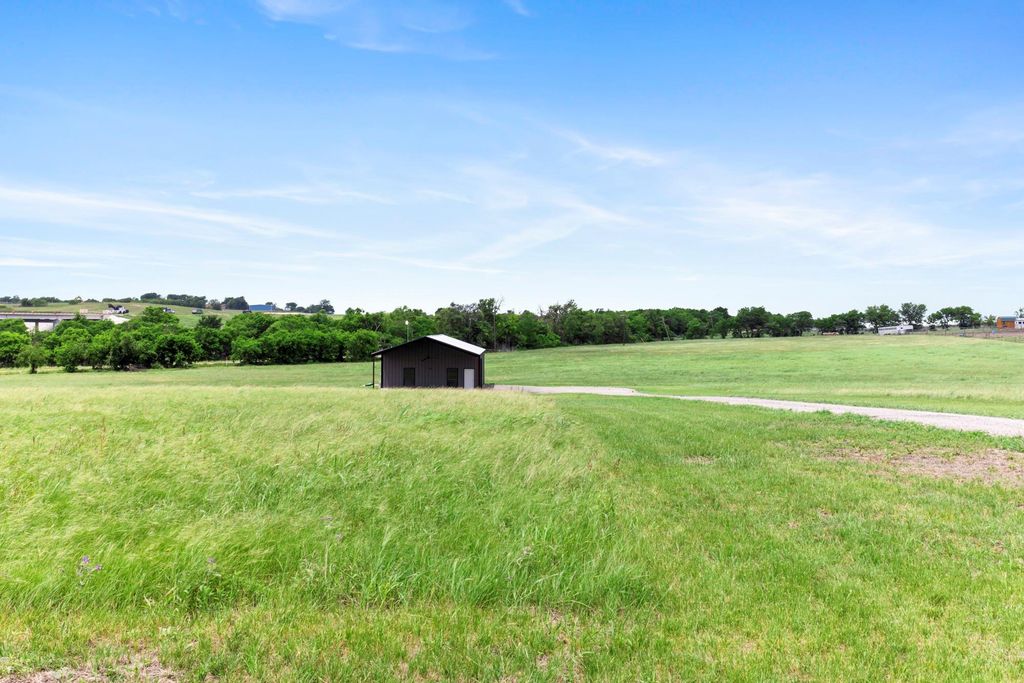 295 Honey Bee LN, Rogers, TX 76569