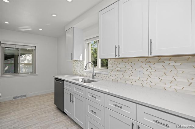 24200 Westhampton Street, Oak Park, MI 48237