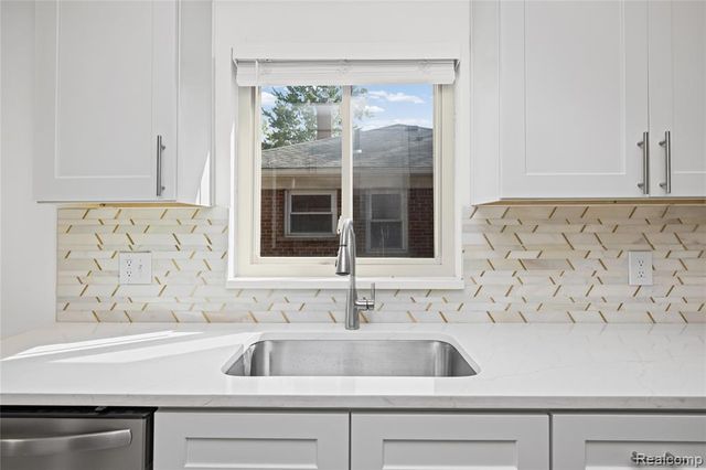 24200 Westhampton Street, Oak Park, MI 48237