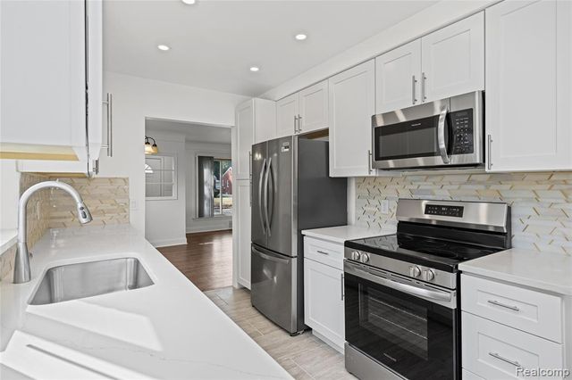24200 Westhampton Street, Oak Park, MI 48237