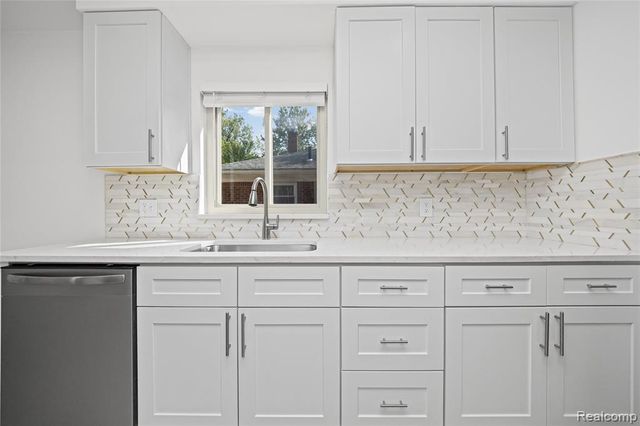 24200 Westhampton Street, Oak Park, MI 48237