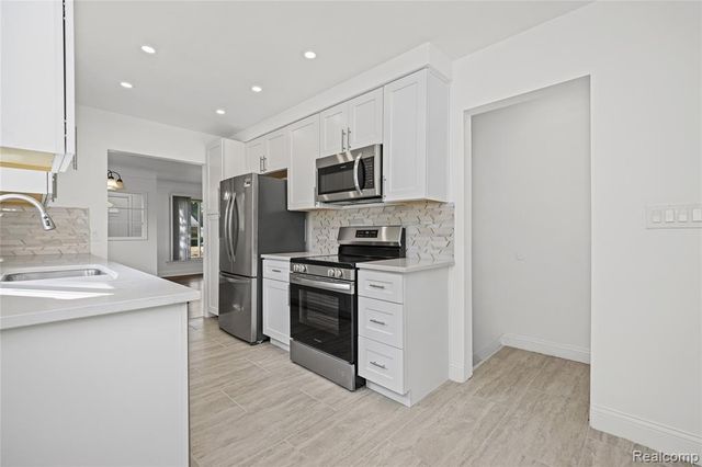24200 Westhampton Street, Oak Park, MI 48237