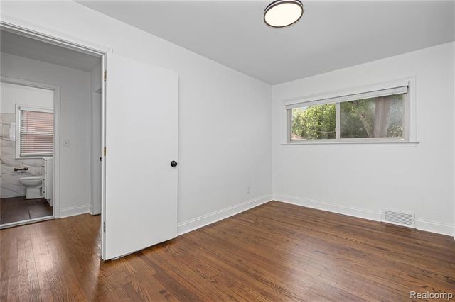24200 Westhampton Street, Oak Park, MI 48237