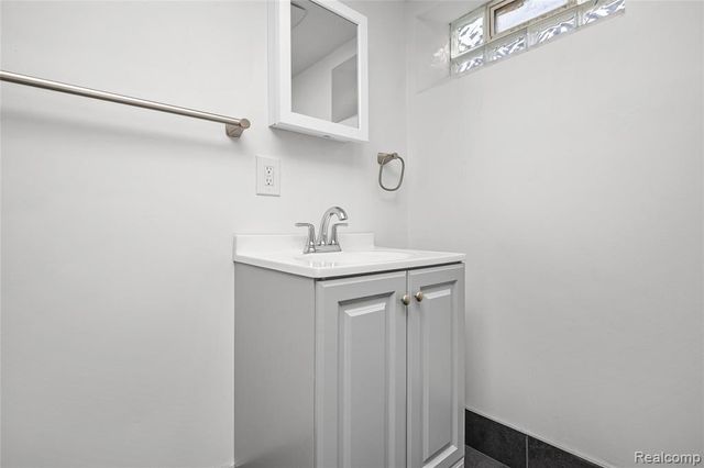 24200 Westhampton Street, Oak Park, MI 48237