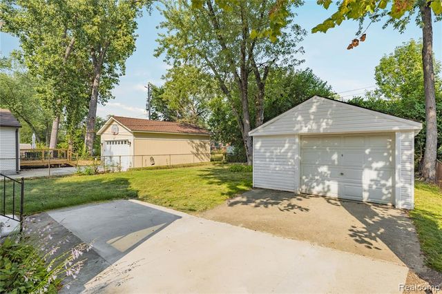 24200 Westhampton Street, Oak Park, MI 48237