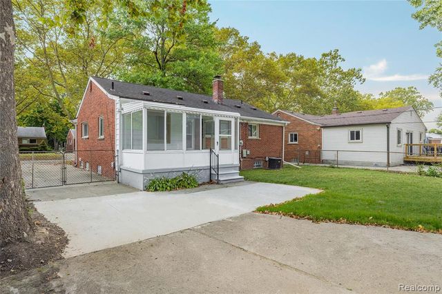 24200 Westhampton Street, Oak Park, MI 48237