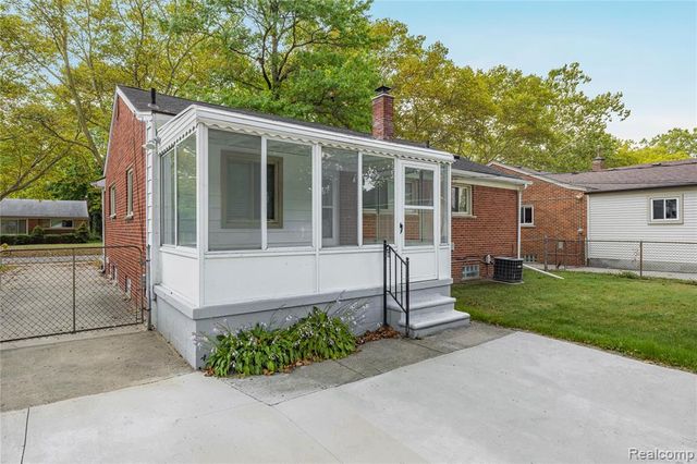 24200 Westhampton Street, Oak Park, MI 48237