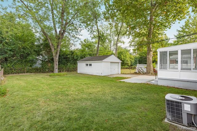 24200 Westhampton Street, Oak Park, MI 48237
