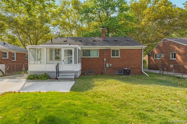 24200 Westhampton Street, Oak Park, MI 48237