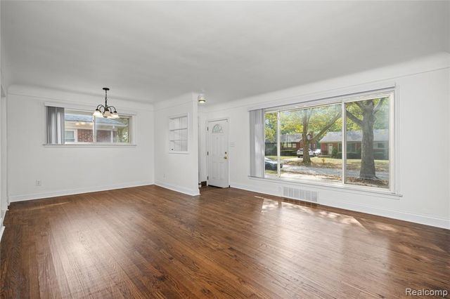 24200 Westhampton Street, Oak Park, MI 48237