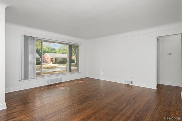 24200 Westhampton Street, Oak Park, MI 48237