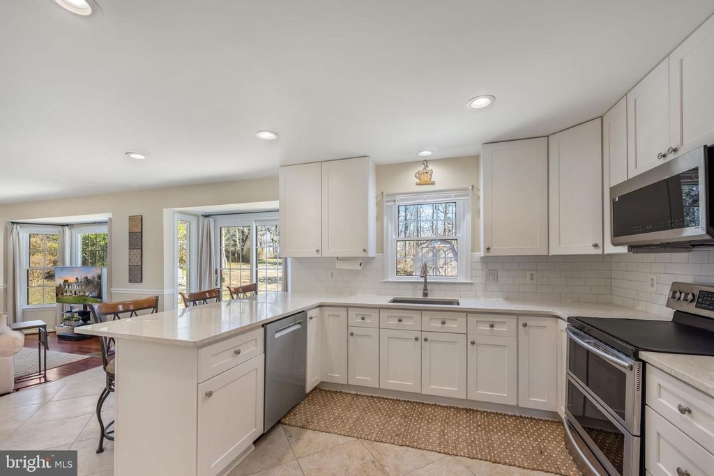 Image 11 of property listing at 8504 SILVERDALE RD, Lorton, VA 22079