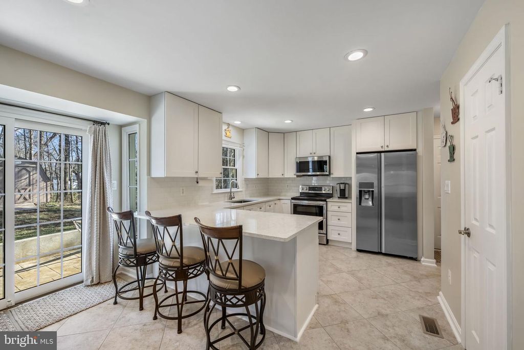 Image 12 of property listing at 8504 SILVERDALE RD, Lorton, VA 22079