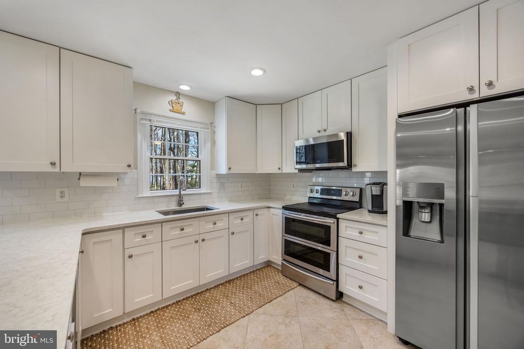 Image 13 of property listing at 8504 SILVERDALE RD, Lorton, VA 22079