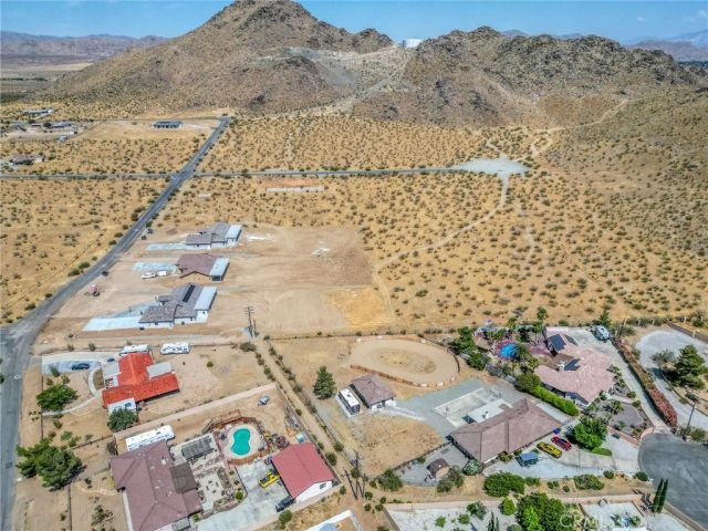 19707 Roanoke Road, Apple Valley, CA 92307