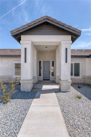 19707 Roanoke Road, Apple Valley, CA 92307