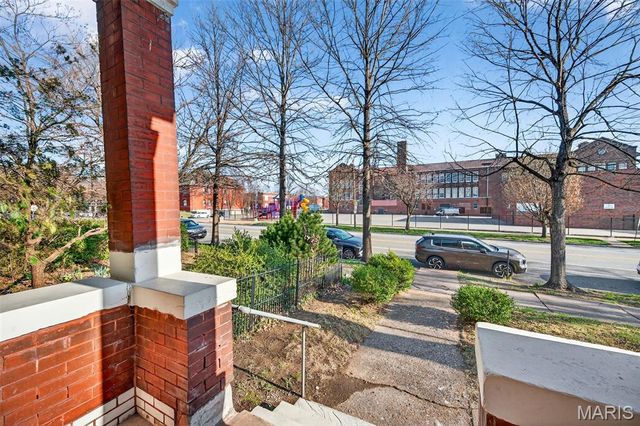 2048 Russell Boulevard, St Louis, MO 63104