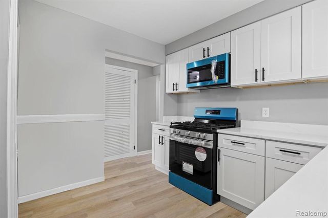4452 Edgewood Street, Dearborn Heights, MI 48125