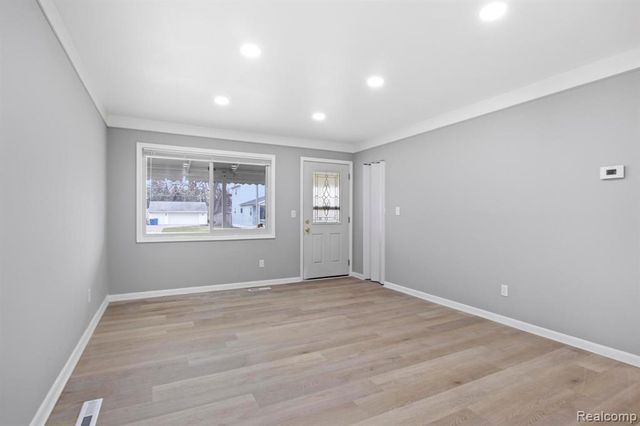 4452 Edgewood Street, Dearborn Heights, MI 48125