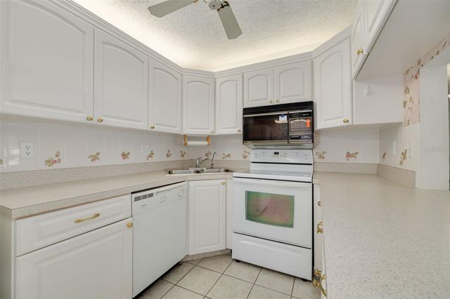 1882 PINE RIDGE WAY W C2, Palm Harbor, FL 34684