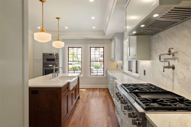 250 MIRROR LAKE DRIVE N, St Petersburg, FL 33701