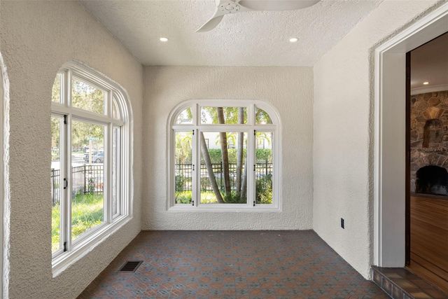 250 MIRROR LAKE DRIVE N, St Petersburg, FL 33701