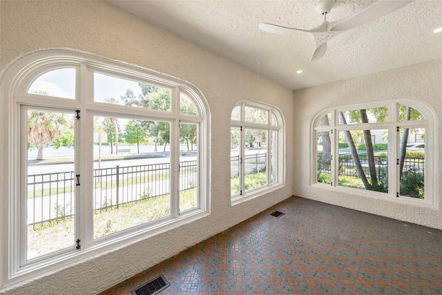 250 MIRROR LAKE DRIVE N, St Petersburg, FL 33701