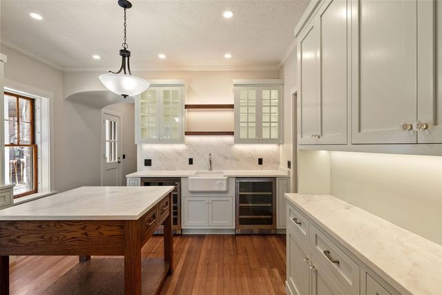 250 MIRROR LAKE DRIVE N, St Petersburg, FL 33701